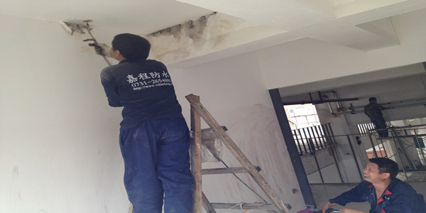 长沙房屋漏水,嘉程为贫苦家庭补好多年漏水二手房 长沙房屋漏水,嘉程为贫苦家庭补好多年漏水二手房